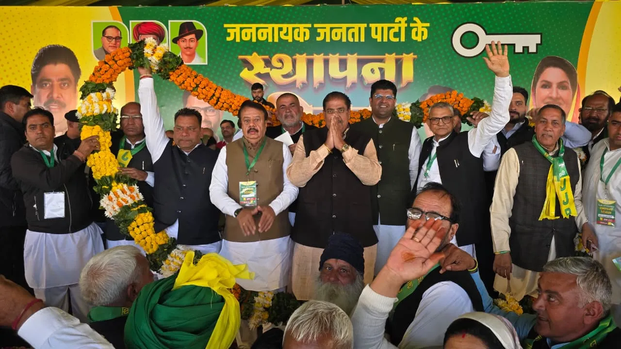 बापू-बेटा ने भाजपा-कांग्रेस को लिया आड़े हाथ, बोले - भूपेंद्र हुड्डा ने भाजपा की बी टीम बनकर कांग्रेस की लुटिया डुबोई